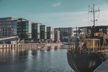Gökyüzüne karşı kanaldaki gemi ve binaların görüntüsü 