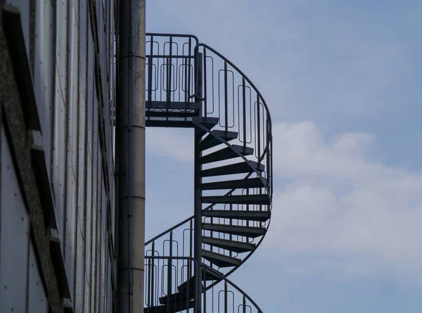 Vista Baixo Ângulo Escada Espiral Contra Céu — Fotografia de Stock