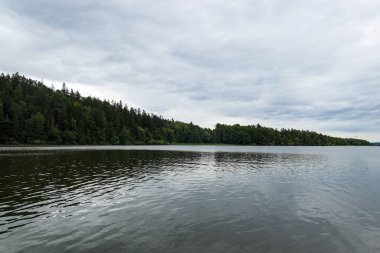 Gökyüzüne karşı bir gölün manzarası
