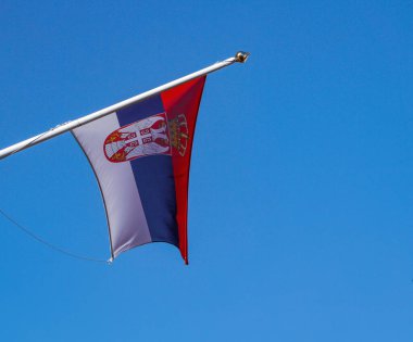 Mavi gökyüzüne karşı bir bayrağın alçak açılı görüntüsü 