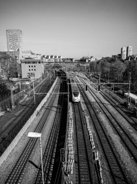 Şehirdeki demiryolu raylarında bir tren. 