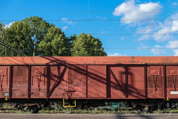 铁路轨道上的货运卡车与天空的对比 — 图库照片