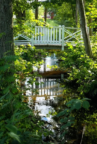 Yaz Boyunca Derenin Üzerinde Beyaz Bir Köprü — Stok fotoğraf