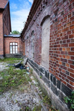 Yaz boyunca terk edilmiş eski bir tuğla bina. 