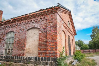 Gökyüzüne karşı terk edilmiş eski binanın düşük açılı görüntüsü