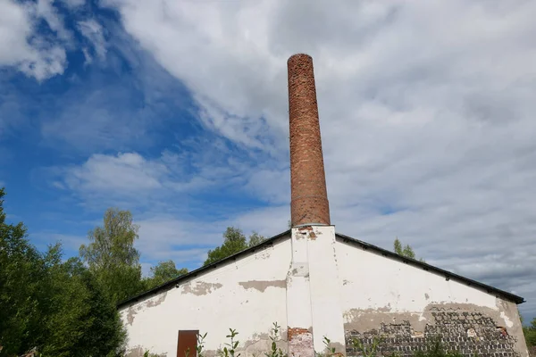 Una Vecchia Fabbrica Contro Cielo Nuvoloso — Foto Stock