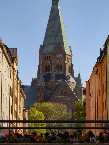 澄んだ空に対する教会の低角度ビュー — ストック写真