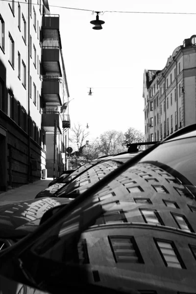 Автомобілі Припарковані Перед Будівлею — стокове фото