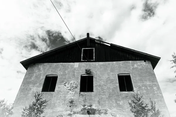 空に対する放棄された建物の低角度ビュー — ストック写真