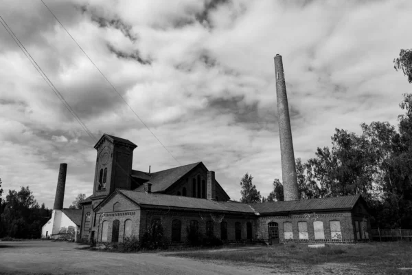 Vecchio Edificio Industriale Abbandonato Bianco Nero — Foto Stock