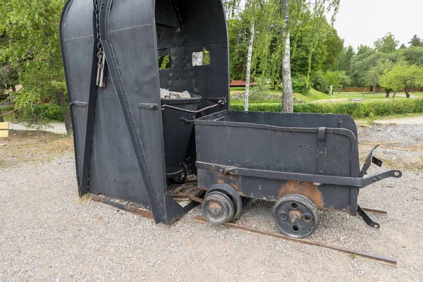 外面站着一辆黑色的旧矿车 — 图库照片