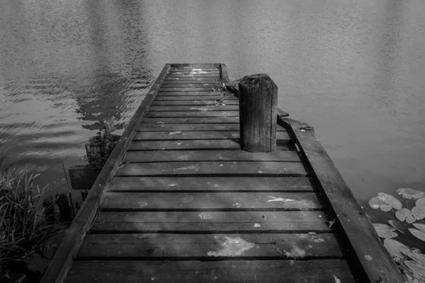 一个黑白的木制小码头 — 图库照片