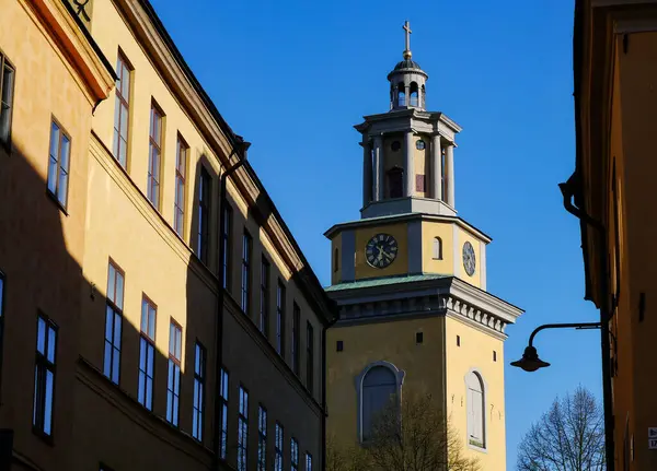 澄んだ青空に対する教会の低角度ビュー — ストック写真