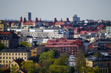 Şehirdeki binaların temiz gökyüzüne karşı yüksek açılı görüntüsü