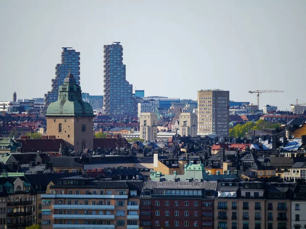 澄んだ空に対する都市の建物の空中ビュー — ストック写真