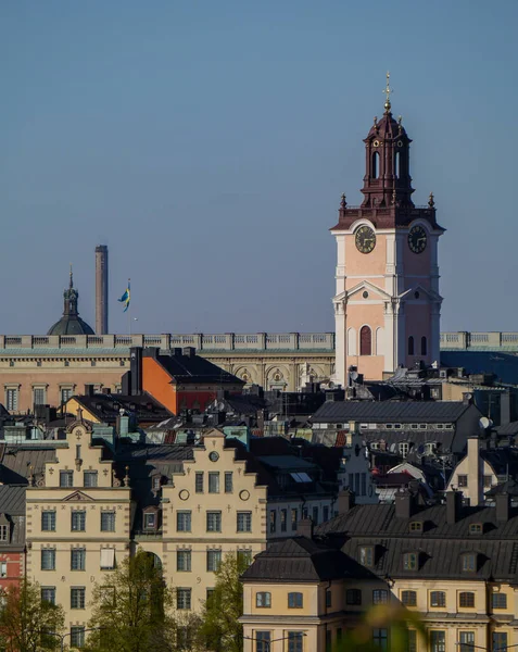 澄んだ空に対する都市の建物の眺め — ストック写真