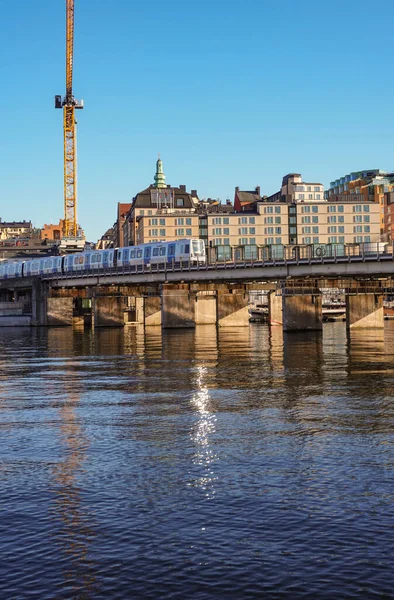 Utsikt Över Bro Mot Byggnader Vid Vattnet — Stockfoto