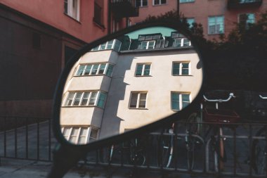 Yan aynada bir binanın yansıması 