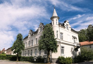 Yaz boyunca şehir sokağının yanındaki eski bir geleneksel bina. 