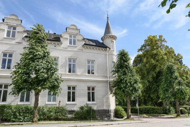 Yaz boyunca şehir sokağının yanındaki eski bir geleneksel bina. 