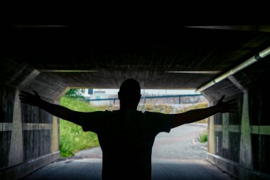 Tünelde dikilen bir adamın nadir görüntüsü. 