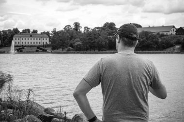 Göle bakan bir adamın nadir görüntüsü. 