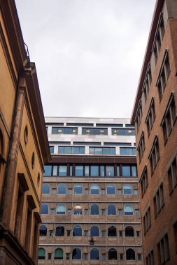 Gökyüzüne karşı binaların alçak açılı görüntüsü