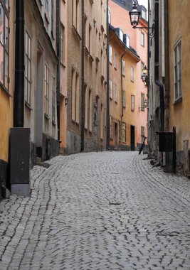 Şehirdeki binaların arasında boş bir sokak