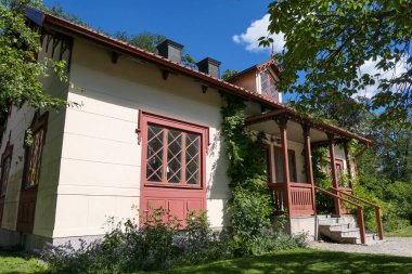 Gökyüzüne karşı eski evin alçak açılı görüntüsü