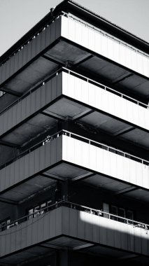 Gökyüzüne karşı inşa etmenin düşük açılı görüntüsü 