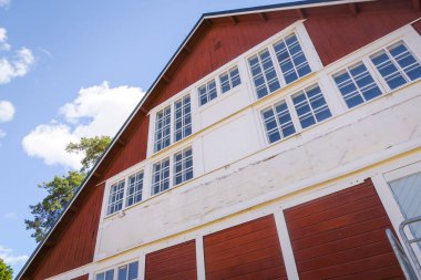 Gökyüzüne karşı ahşap binanın alçak açılı görüntüsü 