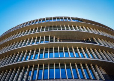 Gökyüzüne karşı modern bir binanın düşük açılı görüntüsü 