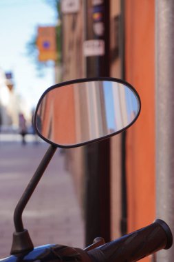 Mobiletlerin yan aynasına yakın çekim. 