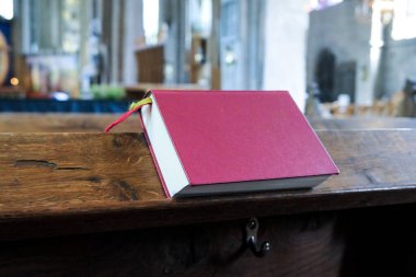 Kilisedeki bir kitabı kapat.