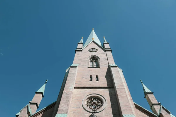 Pandangan Sudut Rendah Gereja Terhadap Langit Biru Yang Cerah — Stok Foto