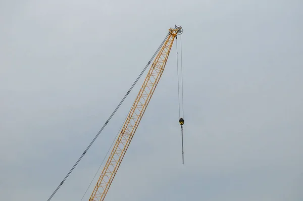 空に対する建設クレーンの低角度ビュー — ストック写真