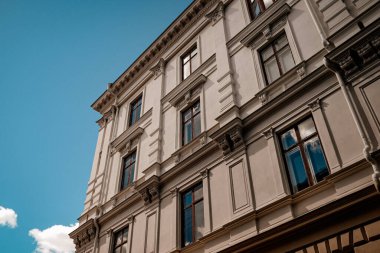 Gökyüzüne karşı apartman manzarası 