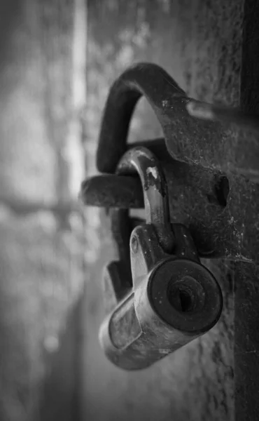 黒と白の古い南京錠の閉鎖 — ストック写真