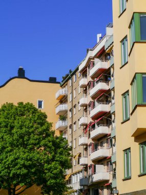 Mavi gökyüzüne karşı binaların düşük açılı görüntüsü 