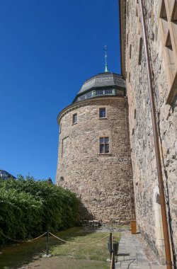 Gökyüzüne karşı eski bir binanın alçak açılı görüntüsü 