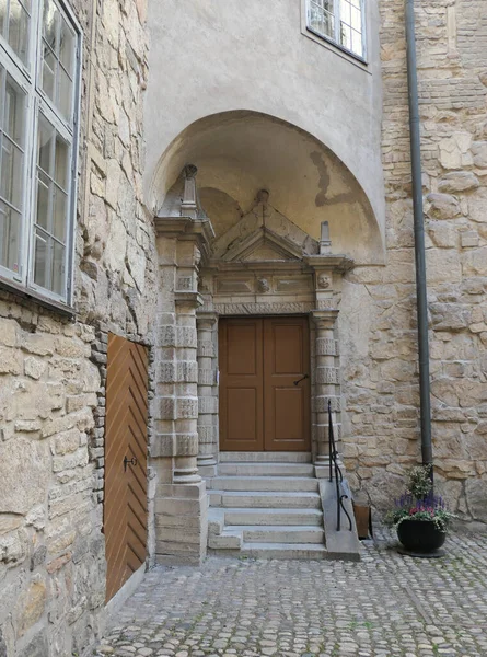 Ein Altes Steingebäude Mit Türen Und Treppen — Stockfoto