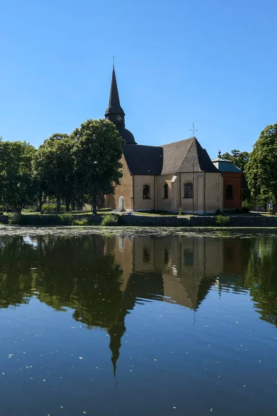 澄んだ空に対する教会による川の風景 — ストック写真