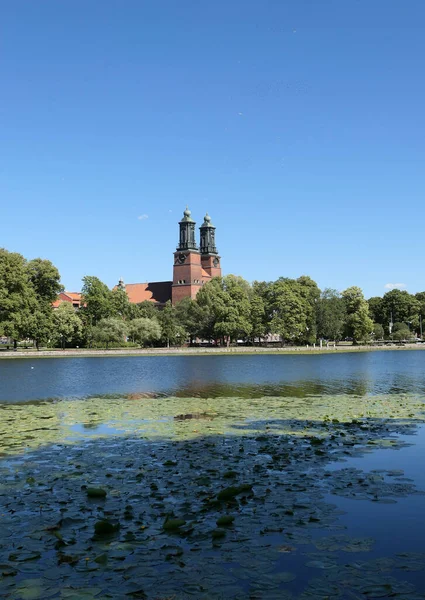 清澈的蓝天映衬下教堂的湖景 — 图库照片