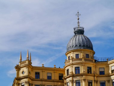 Bulutlu gökyüzüne karşı binanın düşük açılı görüntüsü