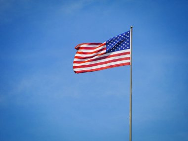 Mavi gökyüzüne karşı Amerikan bayrağının alçak açılı görüntüsü