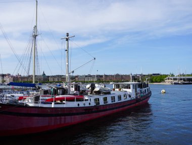 Gökyüzüne karşı bir şehirde gemi görüntüsü 