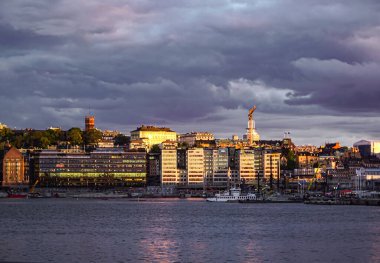 Bulutlu gökyüzüne karşı rıhtımdaki binaların görüntüsü