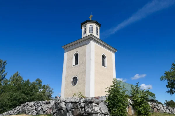 Gökyüzüne karşı eski bir kilise kulesinin alçak açılı görüntüsü 