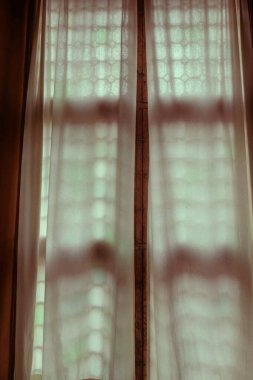 Perdeleri olan bir pencerenin kapatılması