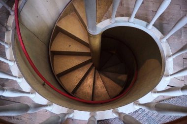 İçerideki sarmal merdivenin yüksek açılı görüntüsü